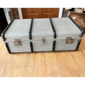 # 4497 <br> Large Vintage Suitcase