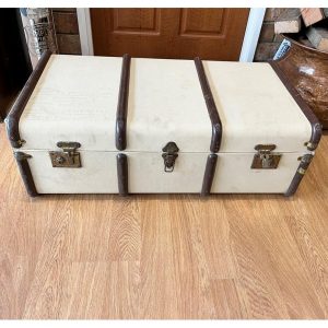 # 4498 <br> Large Vintage Suitcase