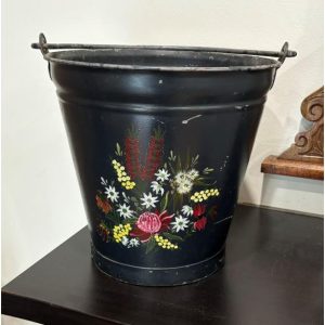 # 5730 <br> Vintage Metal Bucket