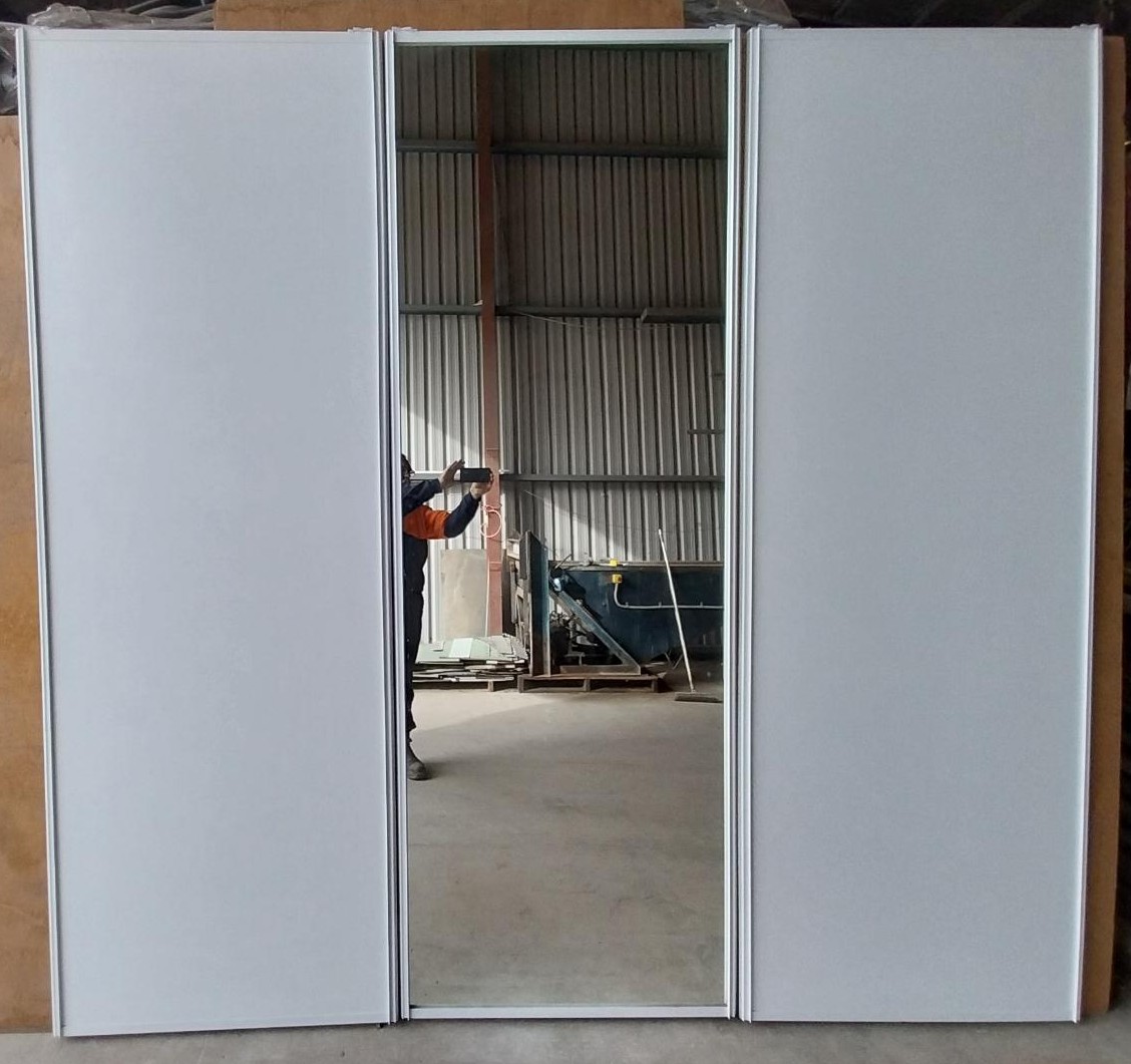 # 7202 <br> Sliding Wardrobe Doors <br> 2630mm High x 2730mm Wide - Image 3
