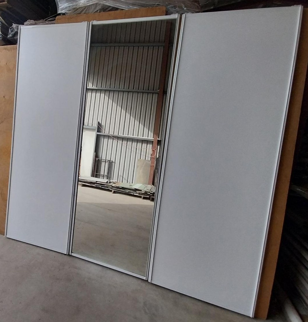 # 7202 <br> Sliding Wardrobe Doors <br> 2630mm High x 2730mm Wide - Image 4